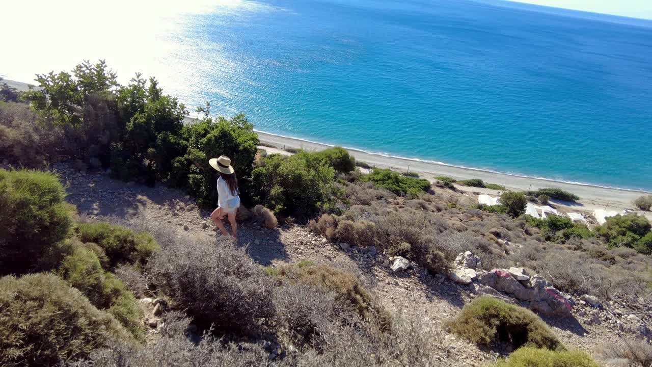 海边徒步旅行的女人视频素材