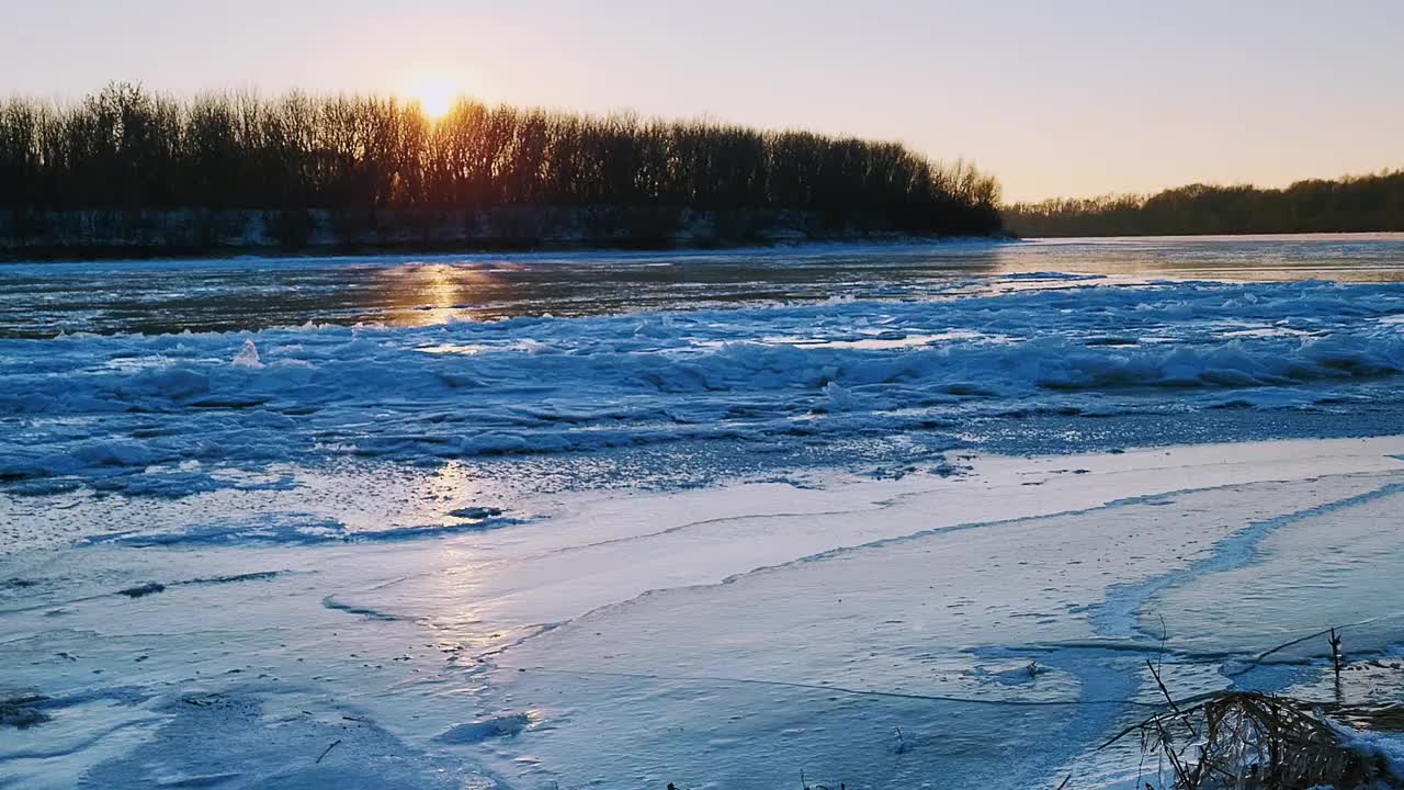 观河冰反射的太阳流视频素材