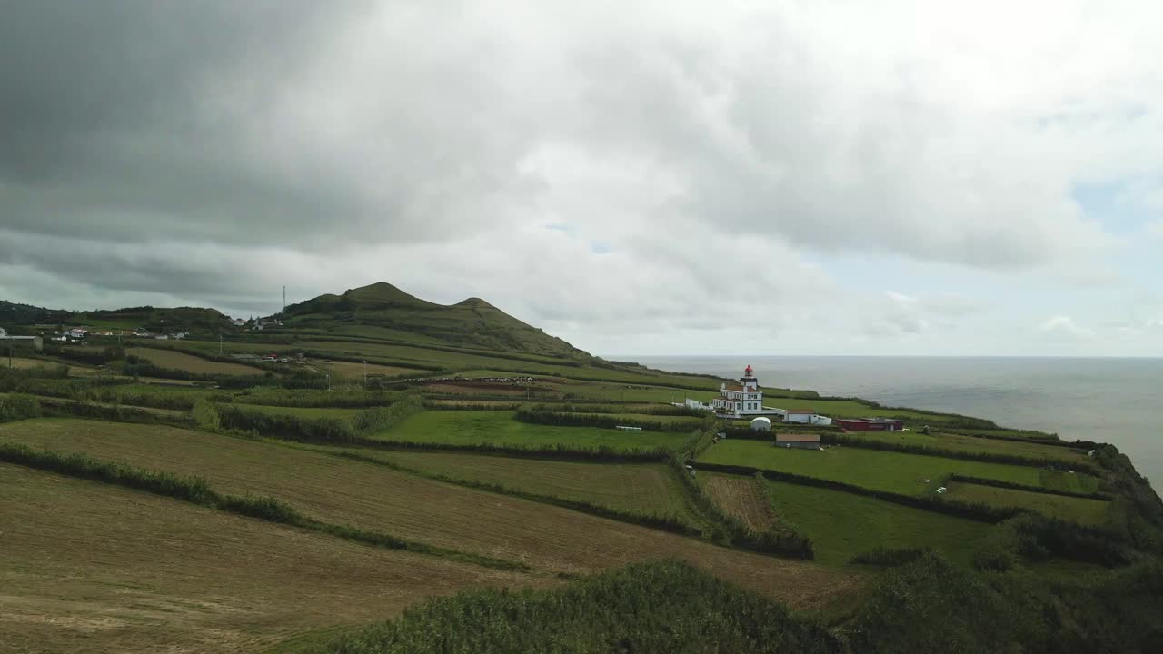 无人机飞向大西洋海岸线的老灯塔Farol da Ponta da Ferraria视频素材