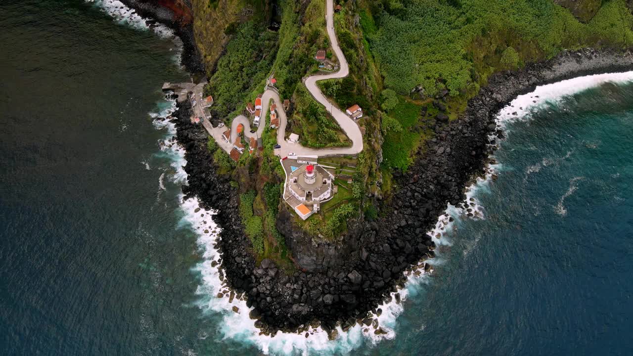 揭示无人机在圣米格尔岛的灯塔Farol Ponta do Arnel的上升镜头视频素材