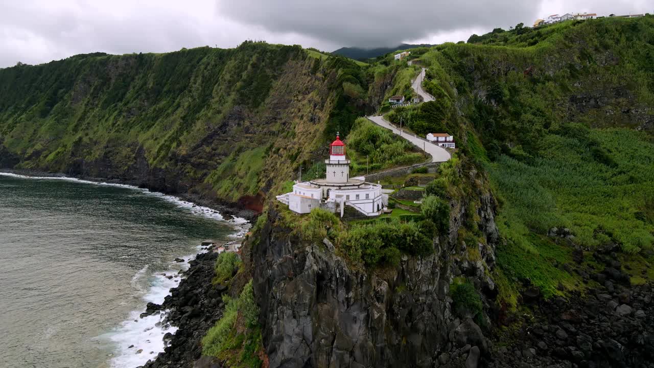 无人机在Farol Ponta do Arnel灯塔附近飞行视频素材