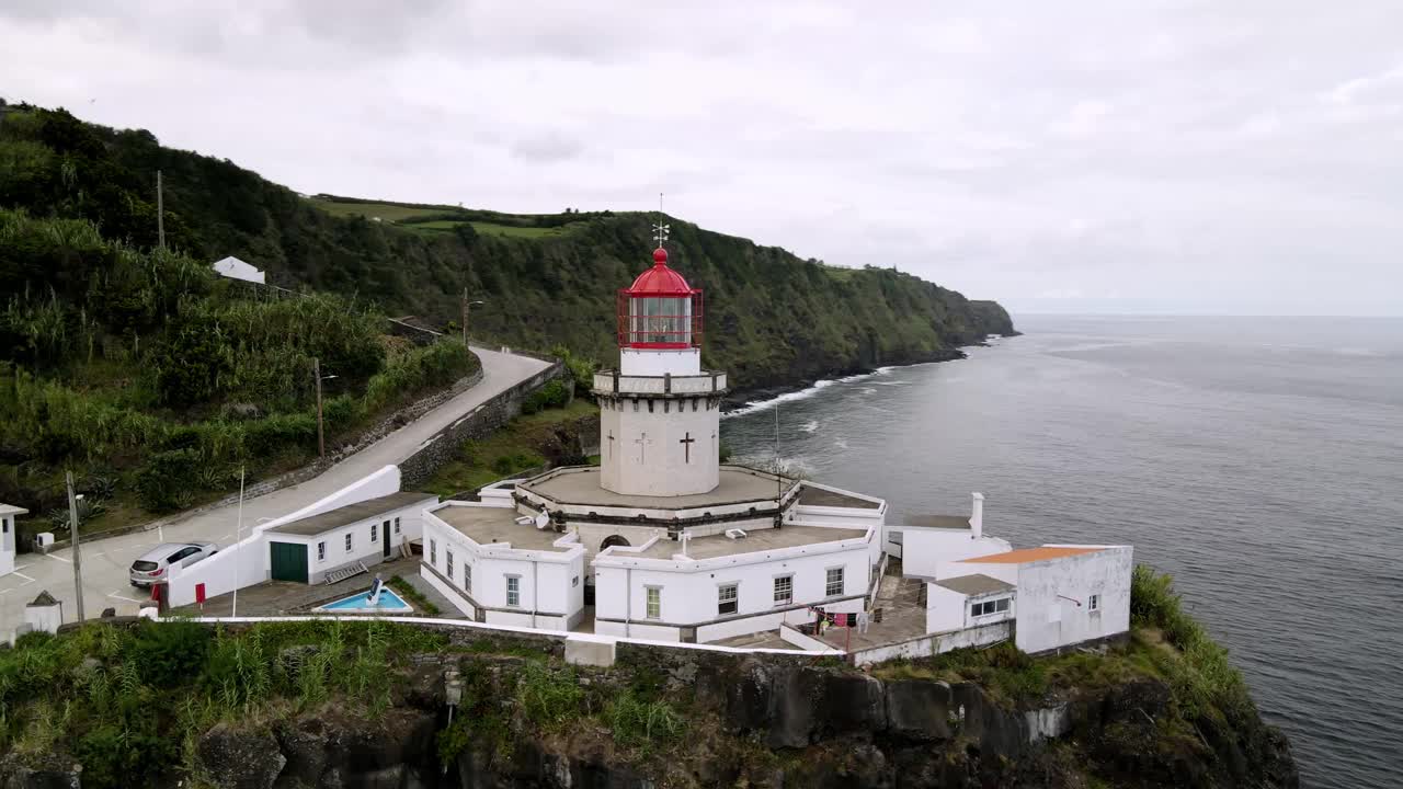 无人机在Farol Ponta do Arnel灯塔附近飞行视频素材