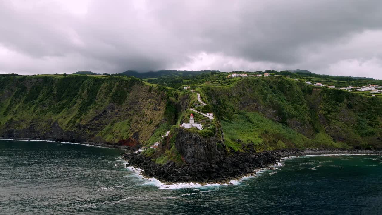 无人机从海洋一侧飞往Farol Ponta do Arnel灯塔视频素材