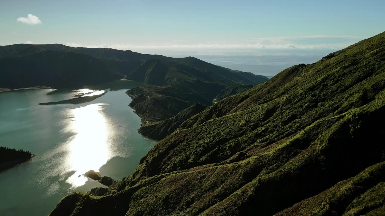 早上在Lagoa do Fogo(火湖)自然景观的风景鸟瞰图视频素材