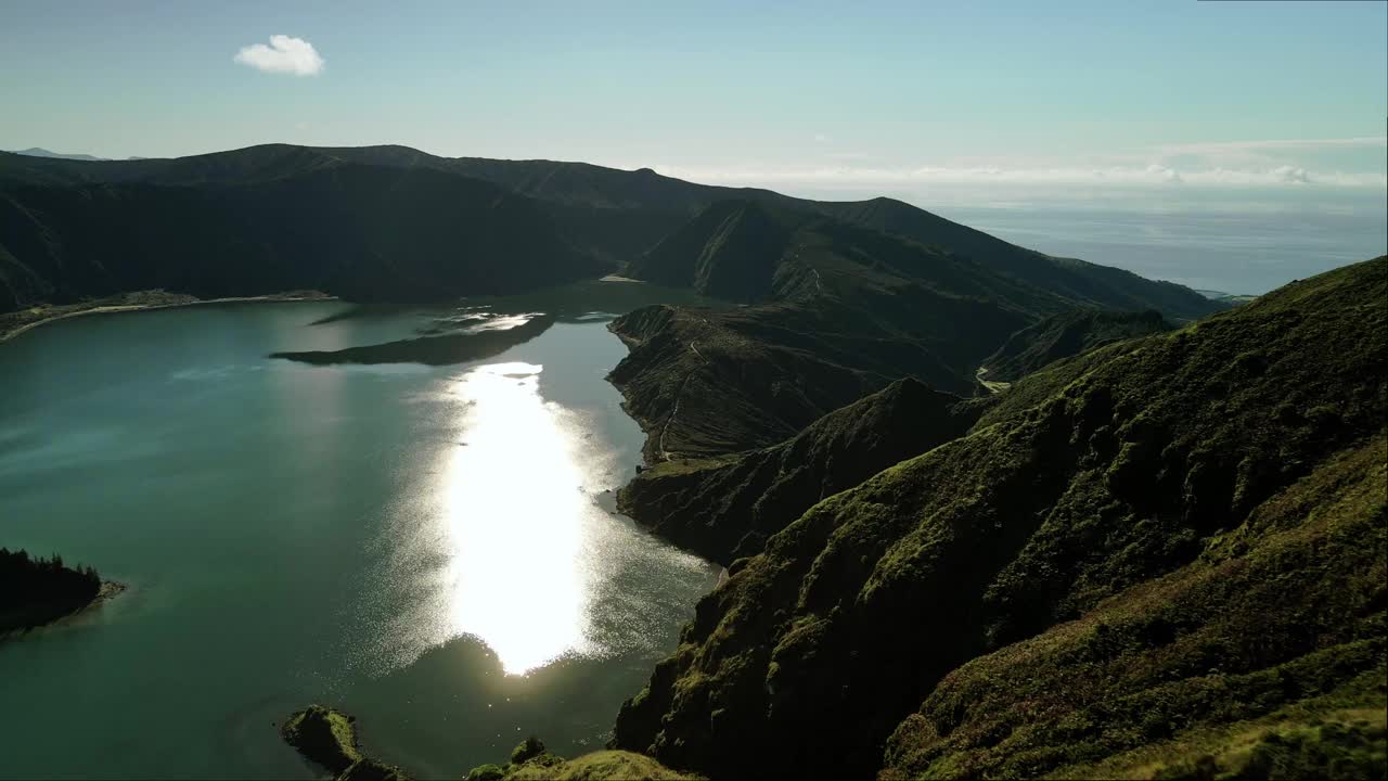 早上在Lagoa do Fogo(火湖)自然景观的风景鸟瞰图视频素材