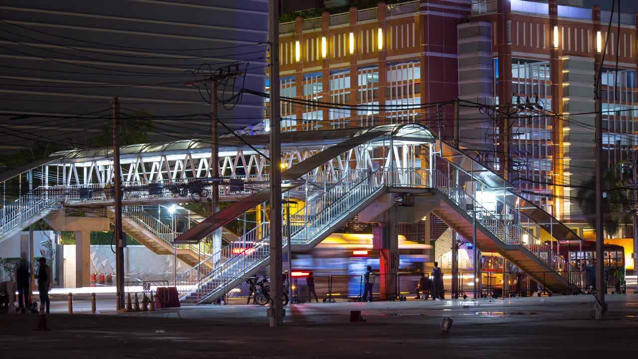 夜间照明曼谷市中心交通街道人行天桥全景4k时间泰国视频素材