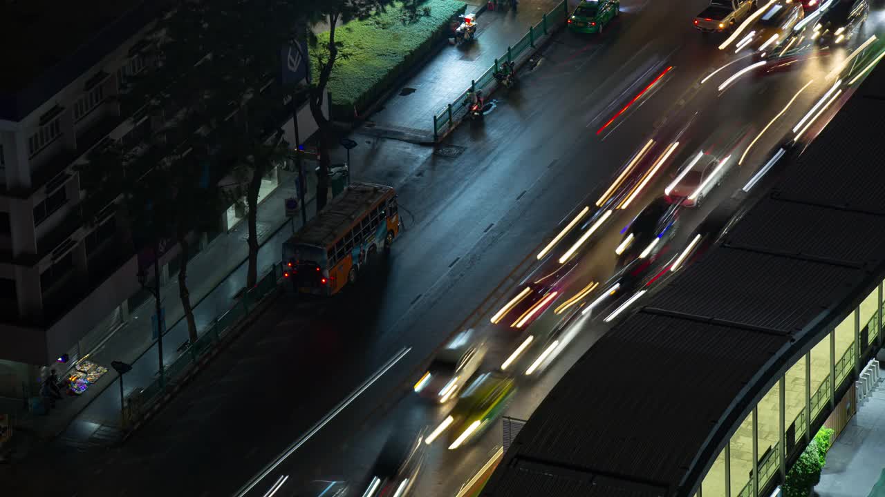 夜间照明曼谷市区交通街人行天桥屋顶全景4k时间泰国视频素材