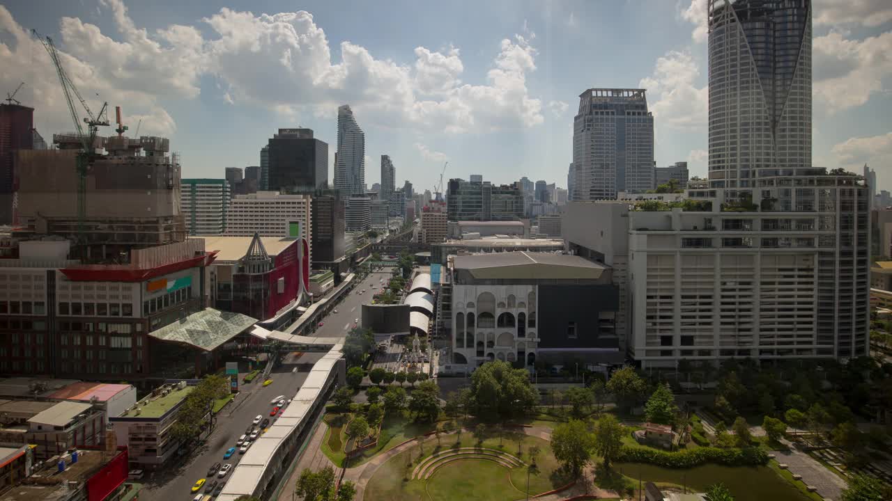 曼谷市区晴天交通街道公园观屋顶全景4k延时泰国视频素材