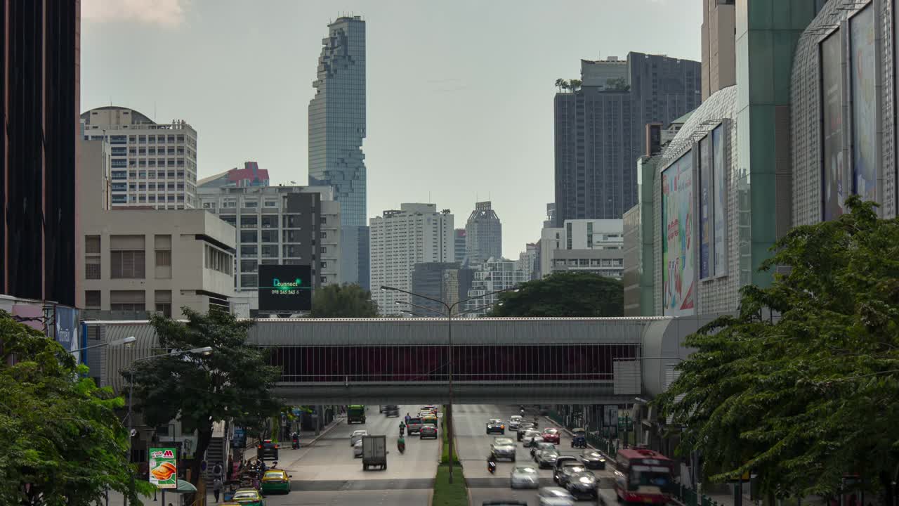 晴天曼谷市区交通街著名摩天大楼大桥全景4k延时泰国视频素材