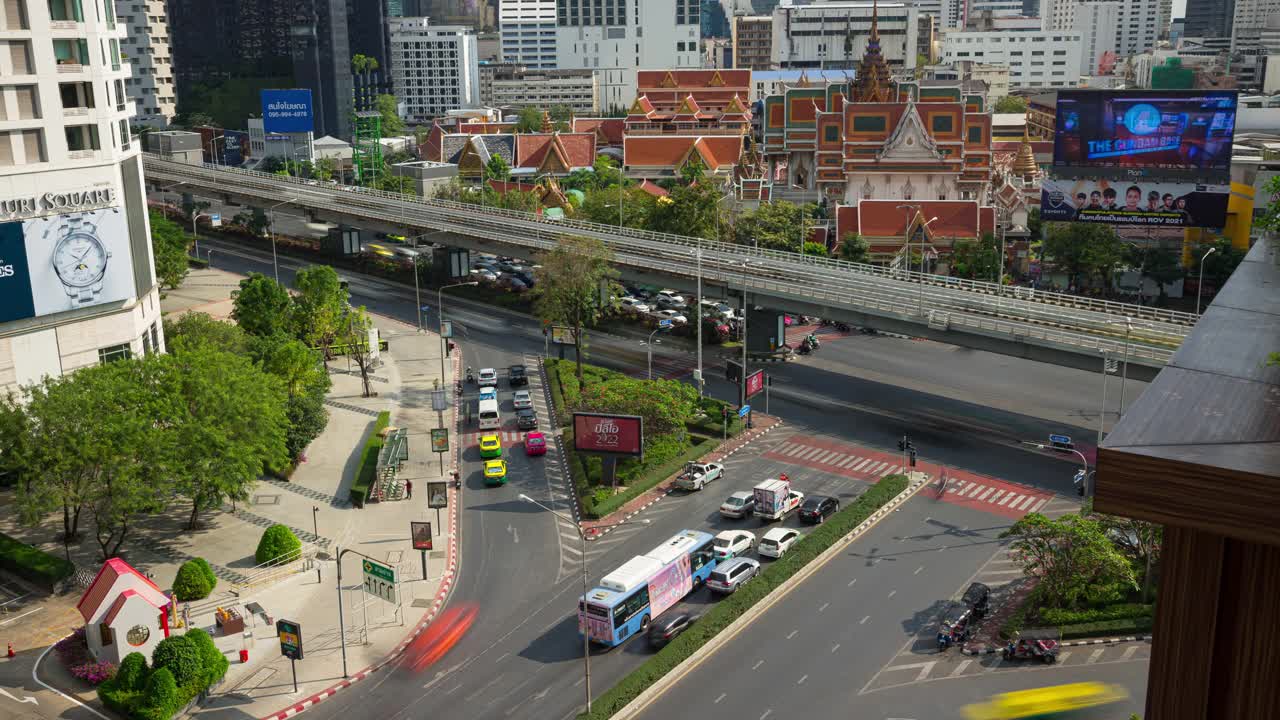 晴天曼谷市中心交通街道十字路口屋顶寺庙全景4k时间泰国视频素材