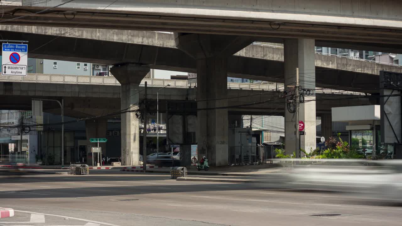 晴天曼谷市区交通街道十字路口地铁线路桥梁全景4k延时泰国视频素材