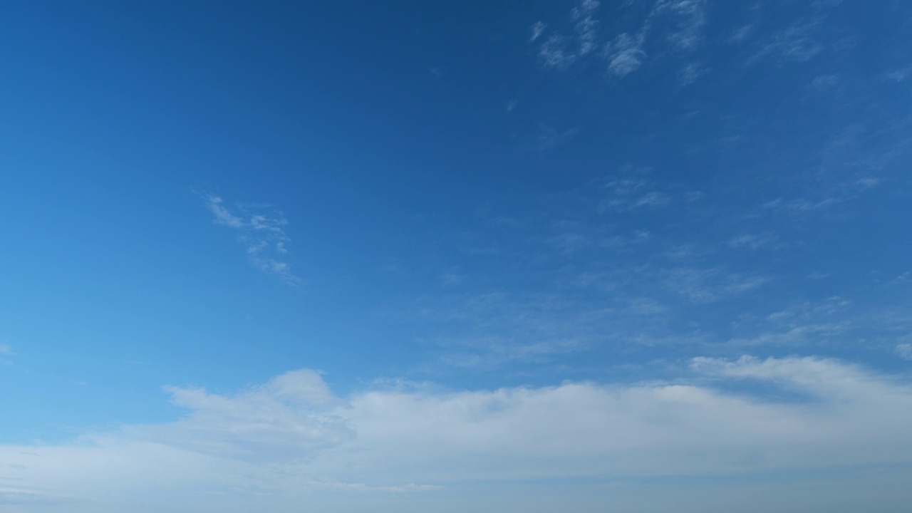 大自然天气蓝天。云与蓝色浅蓝色的天空在地平线上。间隔拍摄。视频素材