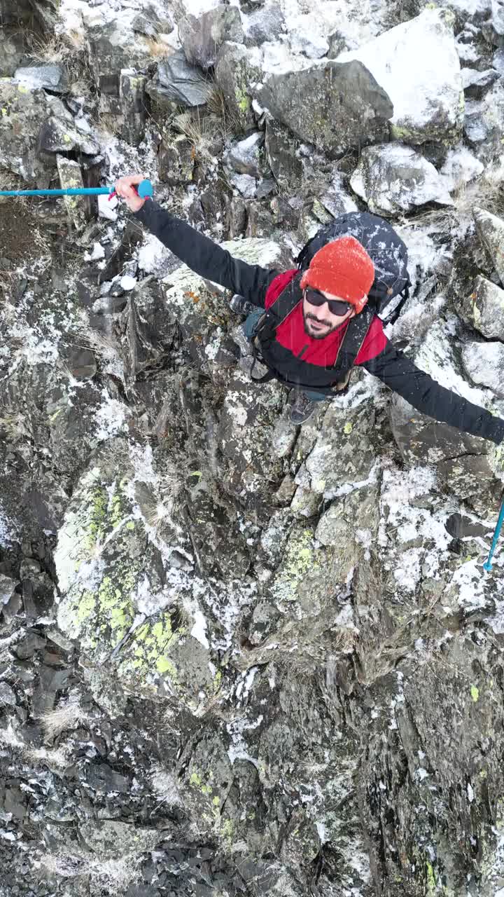 在山上徒步旅行无人机视频素材