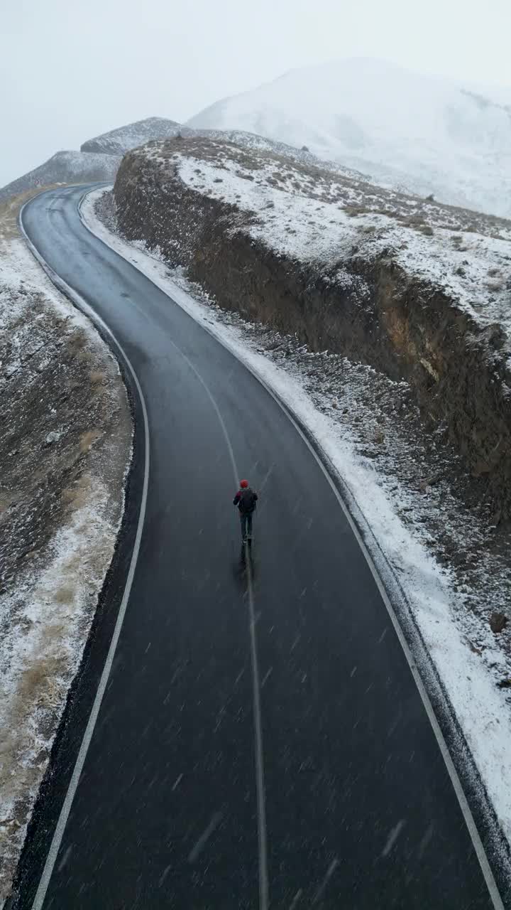 在山上徒步旅行无人机视频素材