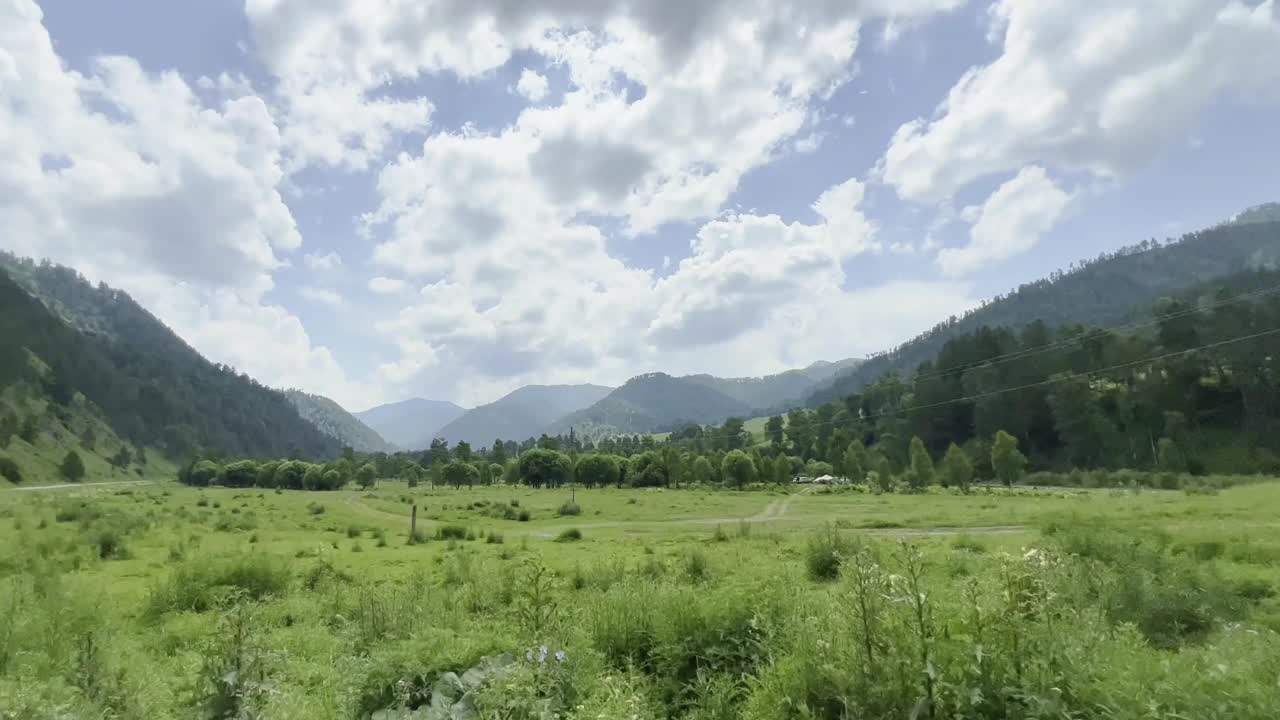 沿着西伯利亚的山路欣赏壮丽的风景视频素材