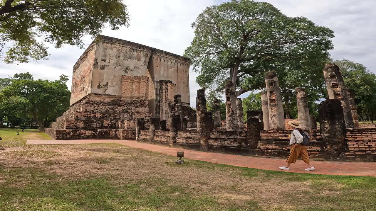 游客在参观位于围城外素可泰历史公园北部区域的Wat Si Chum寺时。视频素材