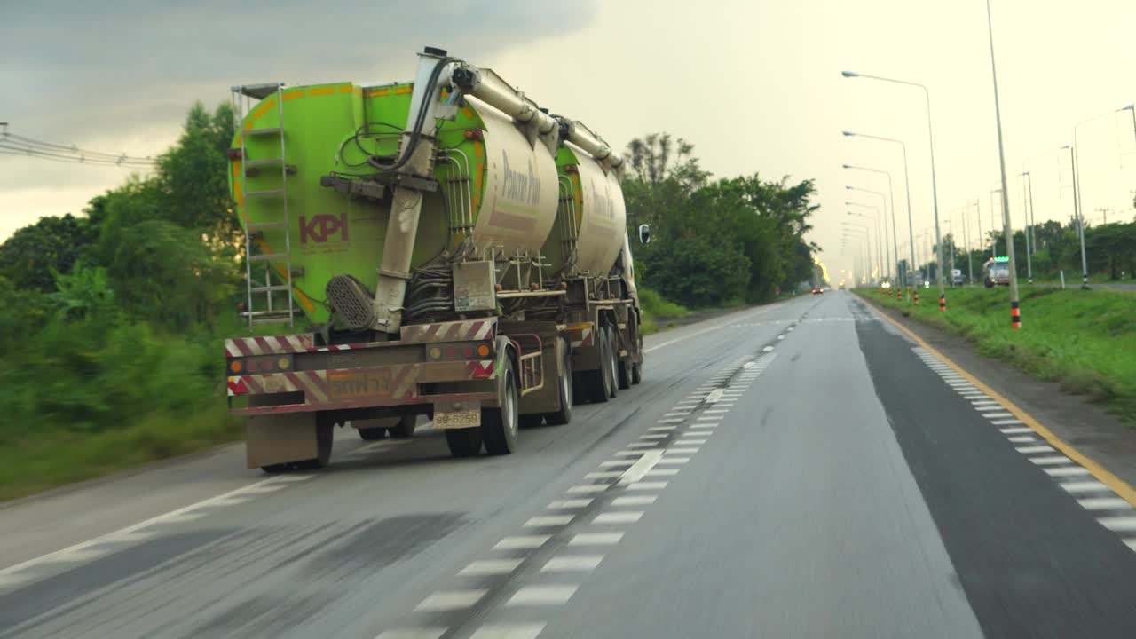 下雨天在高速公路上行驶的汽车视频素材