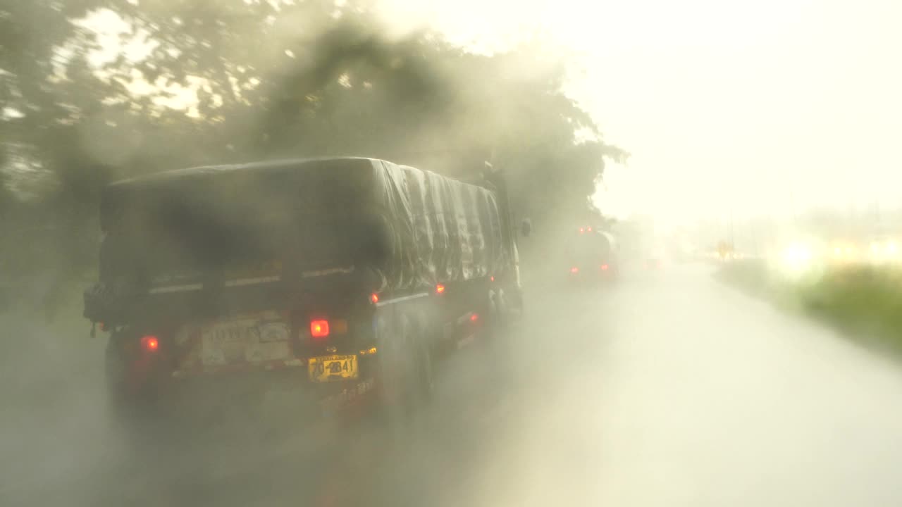 下雨天在高速公路上行驶的汽车视频素材