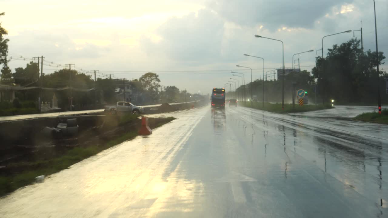 下雨天在高速公路上行驶的汽车视频素材