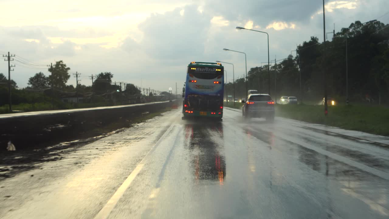 下雨天在高速公路上行驶的汽车视频素材