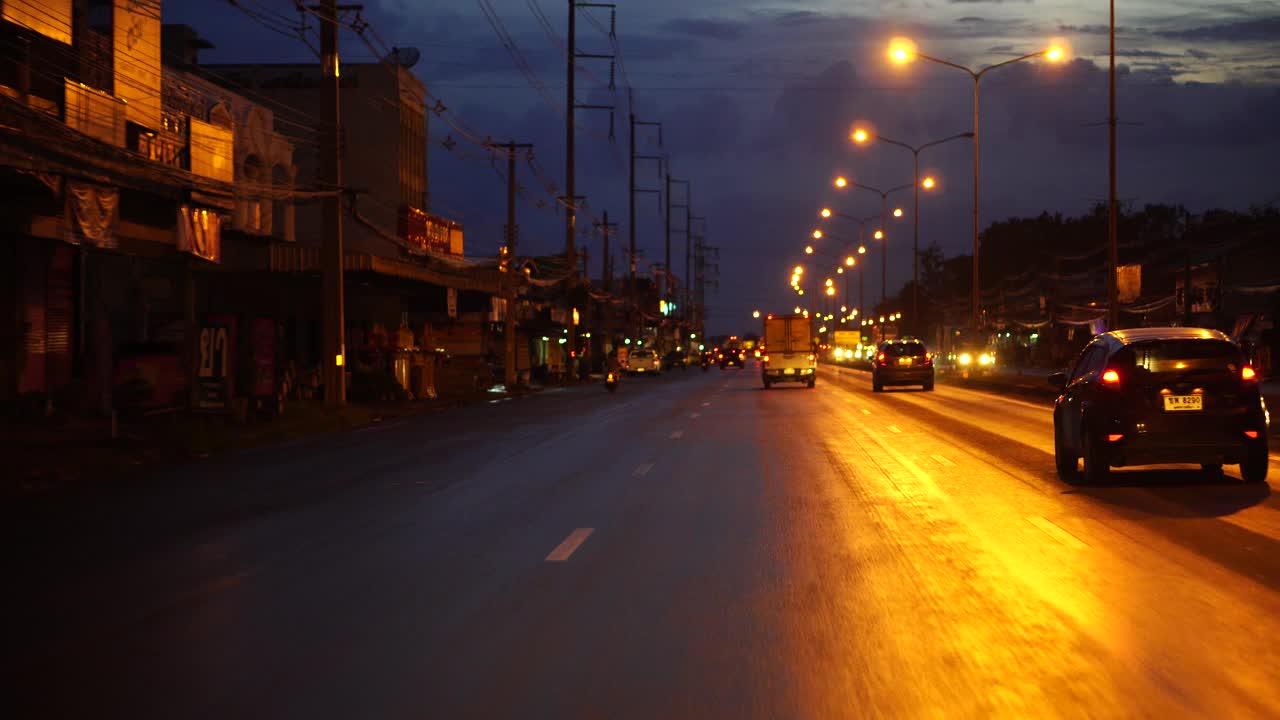 夜间高速公路上行驶的汽车视频素材