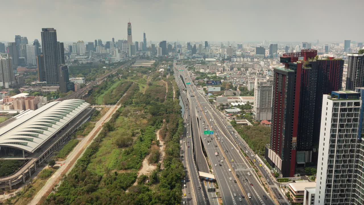 阳光灿烂的一天飞行曼谷城市交通道路空中全景4k时间间隔泰国视频素材