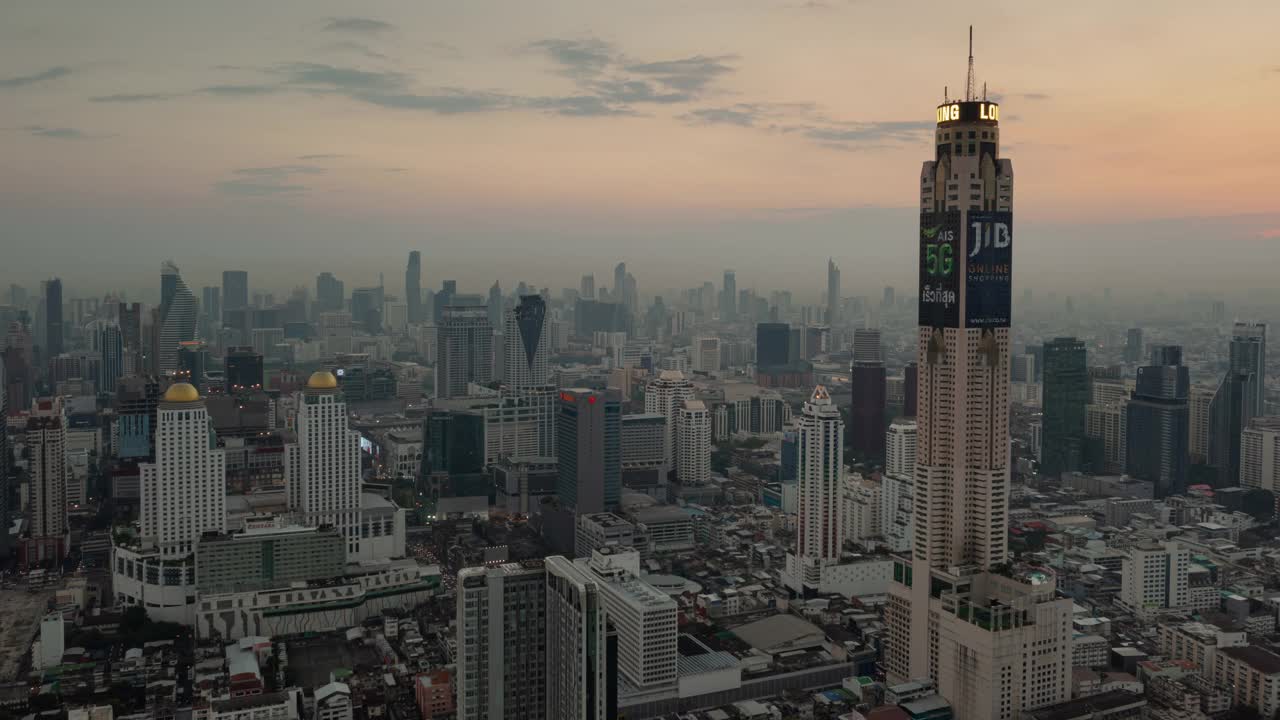 日落天空飞行曼谷市中心空中全景4k时间泰国视频素材