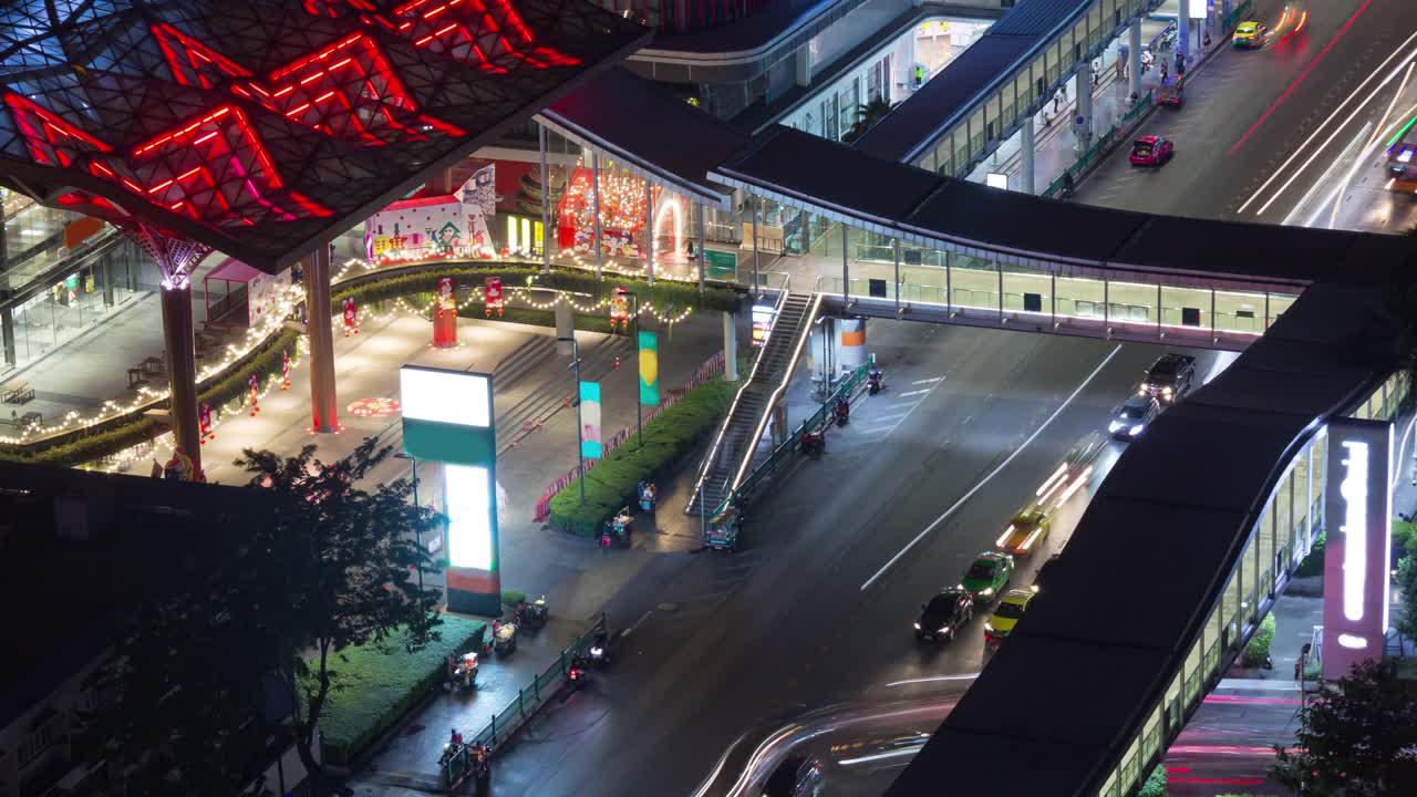 夜间照明曼谷市中心交通街道购物中心人行天桥屋顶全景4k时间泰国视频素材