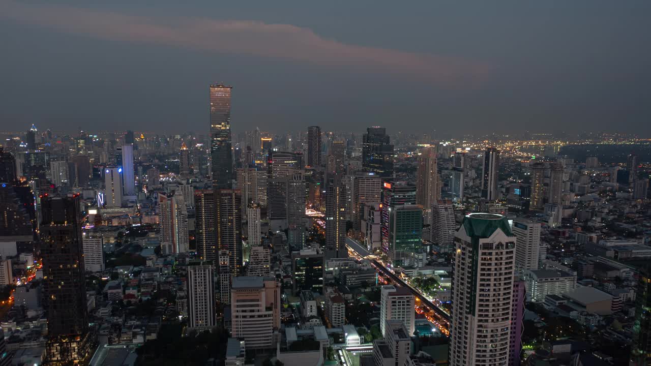 日落照明曼谷城市飞行在市中心交通航拍全景4k时间泰国视频素材