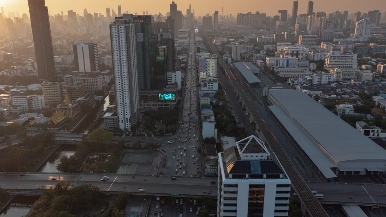 日落飞行曼谷城市交通街道航拍全景4k时间泰国视频素材