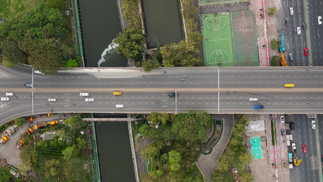 飞行飞越曼谷市交通街大桥滨江空中俯视全景4k时间延时泰国视频素材