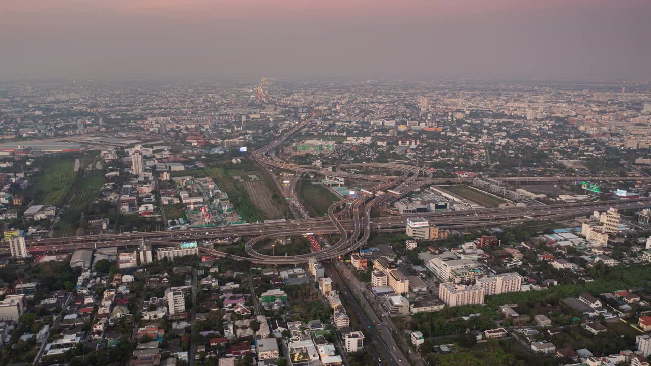 黄昏飞行曼谷城市交通街路口航拍全景4k时间泰国视频素材