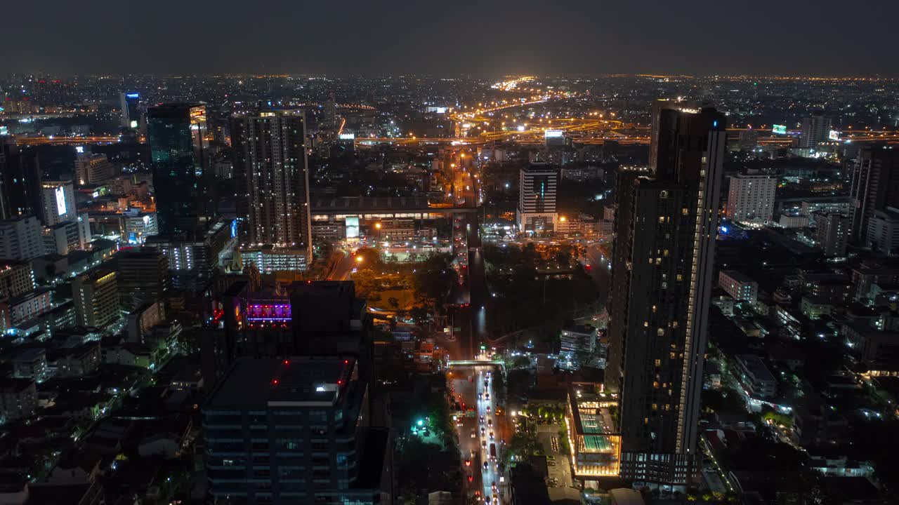 夜间照明曼谷市景市区交通航拍全景4k延时泰国视频素材