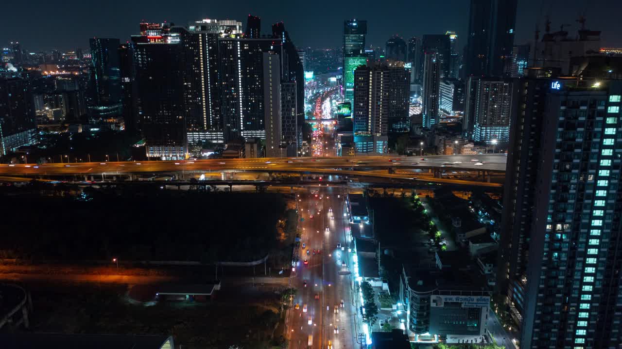 夜间照明曼谷城市景观市区交通街道滨江航拍全景4k时间泰国视频素材