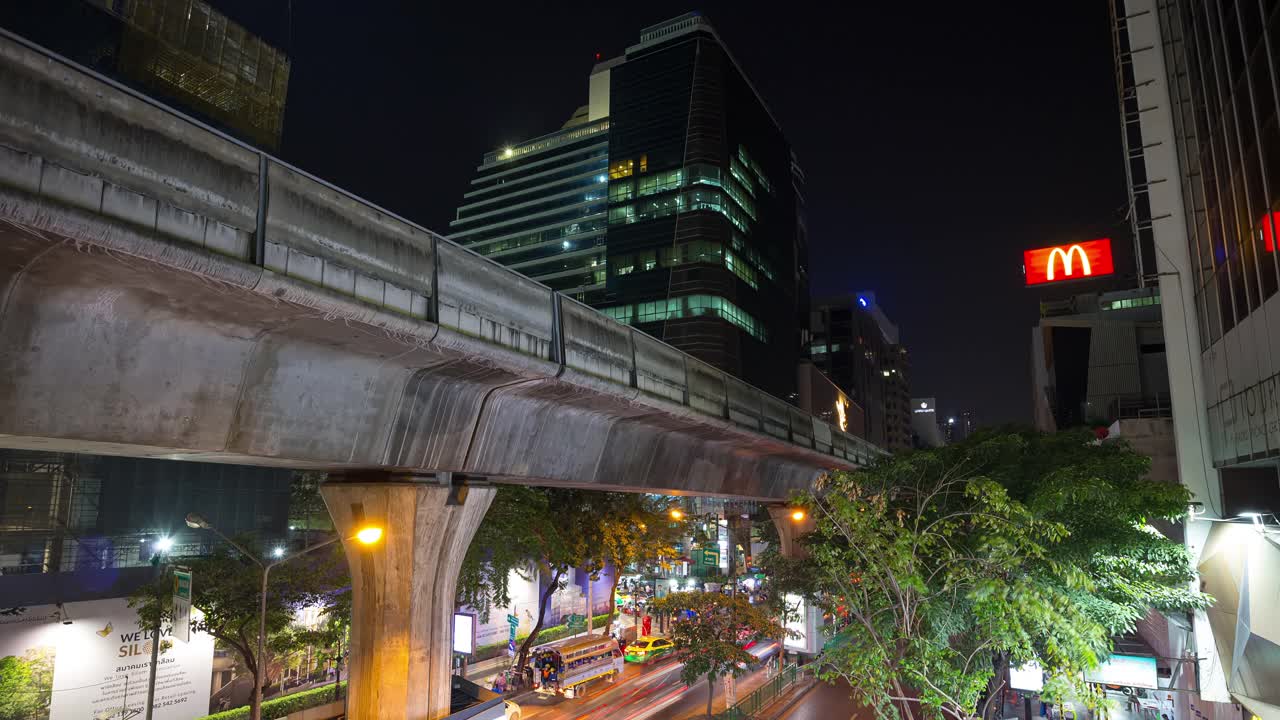 夜间照亮了曼谷市中心著名的交通街地铁线全景4k延时泰国视频素材