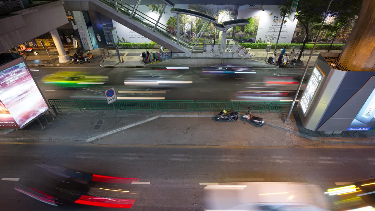 夜晚照亮了曼谷市中心著名的交通街地铁全景4k时间泰国视频素材