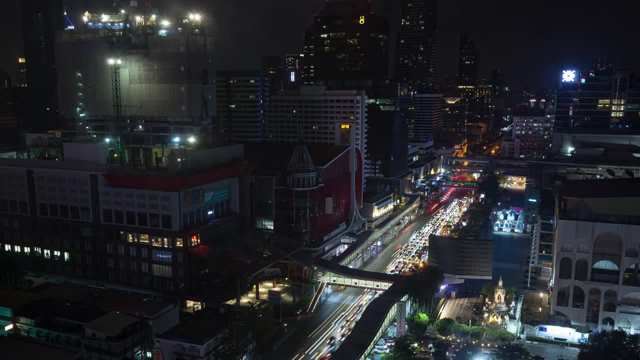 曼谷城市景观夜间照明交通街道著名商场屋顶全景4k延时泰国视频素材