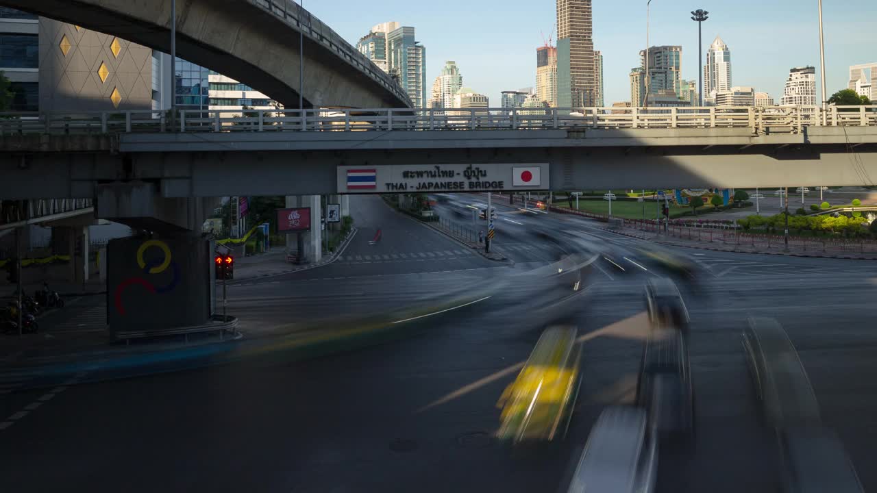 日落光曼谷市中心著名的公园交通街十字路口大桥全景4k延时泰国视频素材