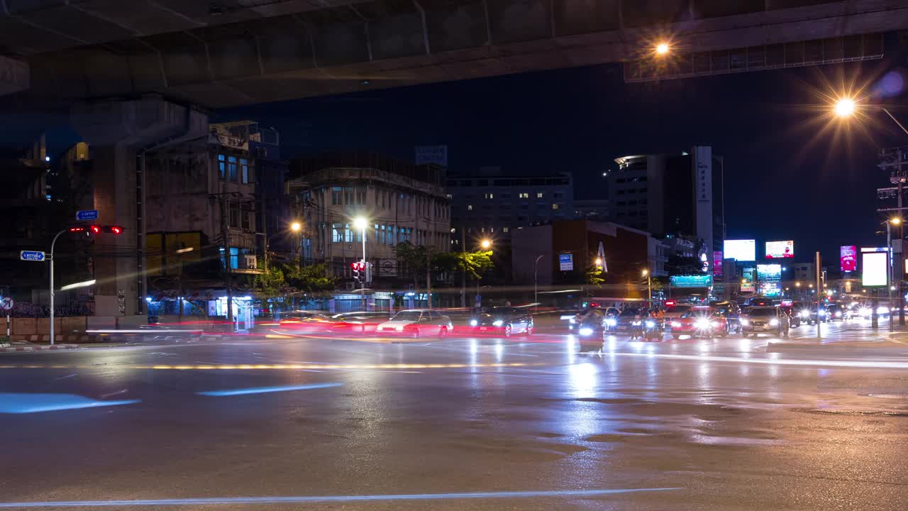 曼谷城市夜间照明交通街道十字路口桥梁全景4k延时泰国视频素材