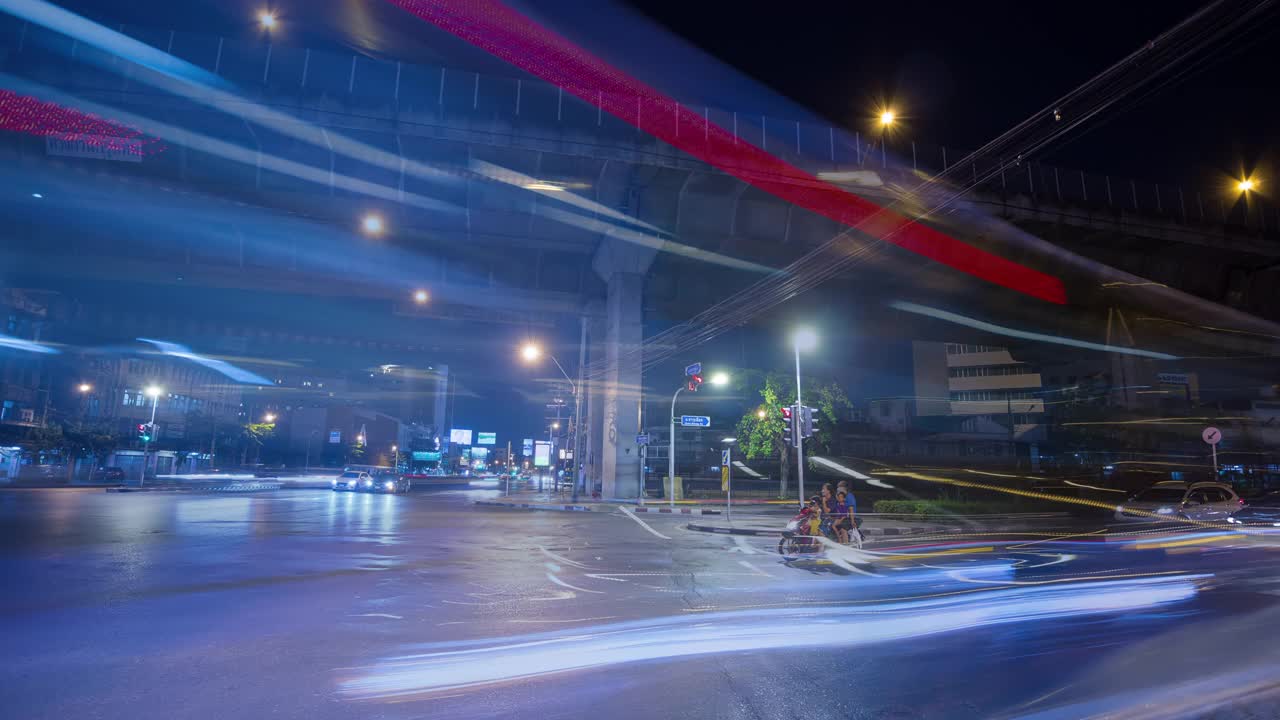 曼谷城市夜间照明交通街道十字路口桥梁全景4k延时泰国视频素材