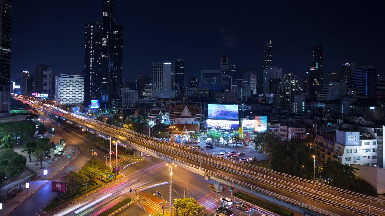 夜间照明曼谷城市景观市中心交通街道十字路口屋顶全景4k延时泰国视频素材