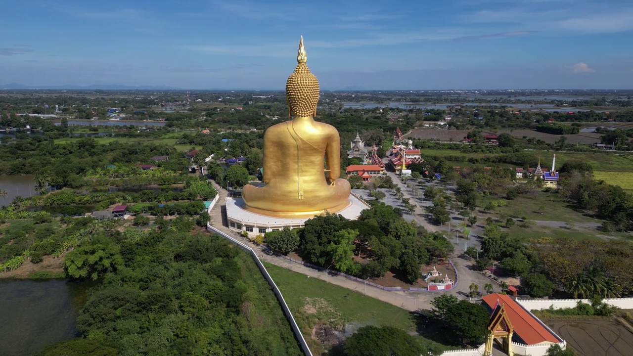 鸟瞰图在Wat manang Thong省金大佛雕像，泰国田野背景视频下载