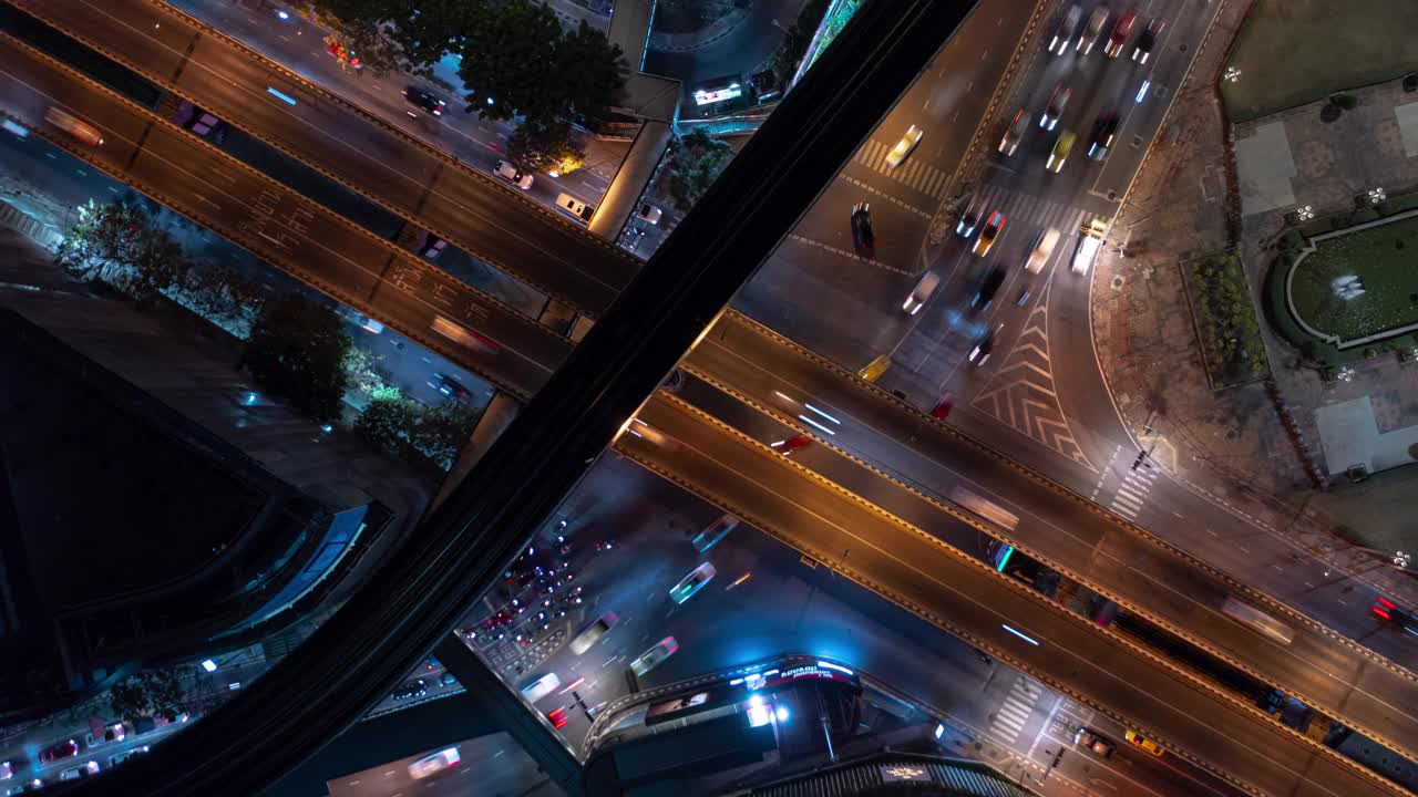 夜间照明曼谷市区交通街道十字路口空中俯视全景4k延时泰国视频素材