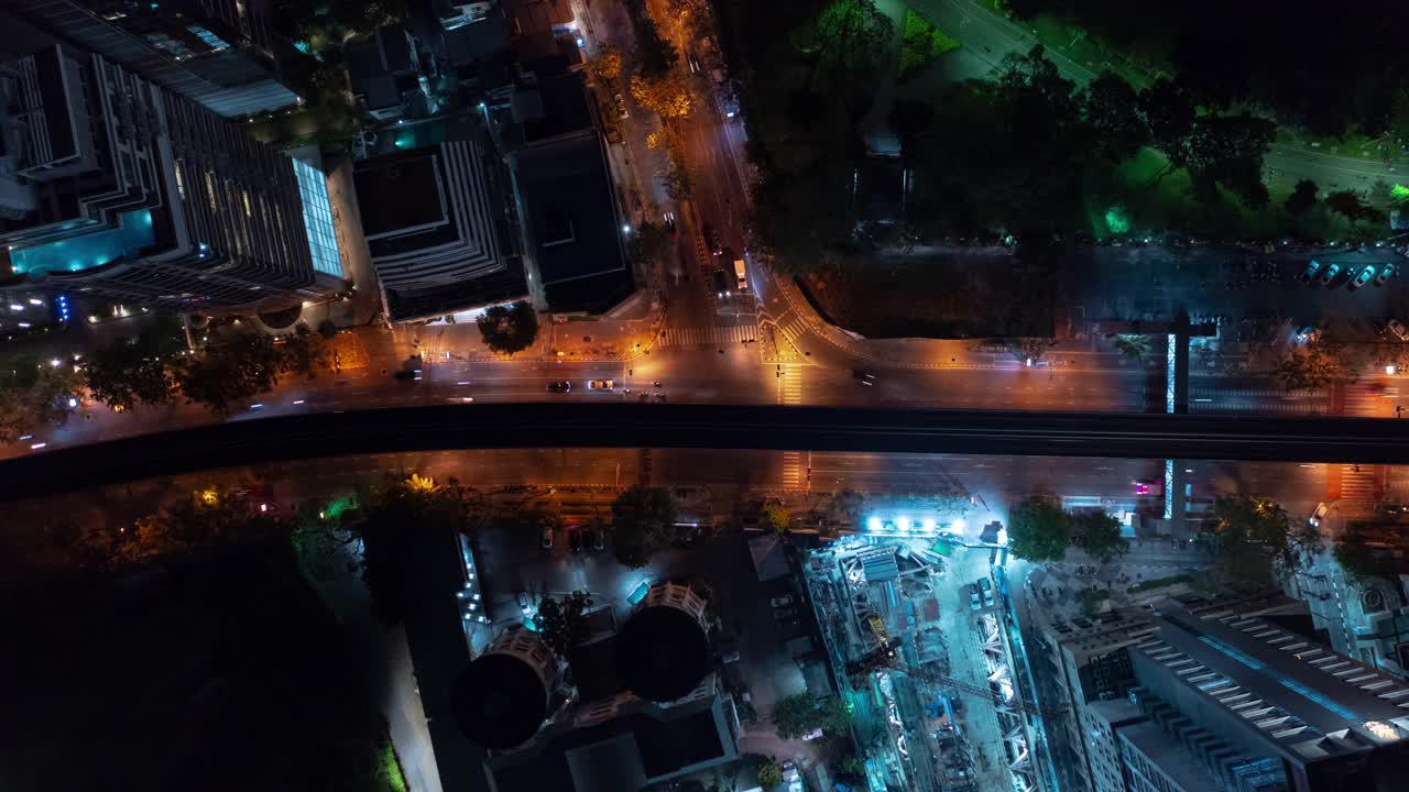 夜间照明曼谷城市交通街道道路空中俯视全景4k延时泰国视频素材