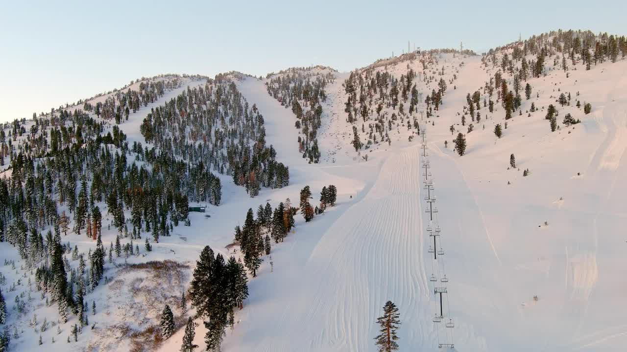 新修整的滑雪跑道鸟瞰图视频素材