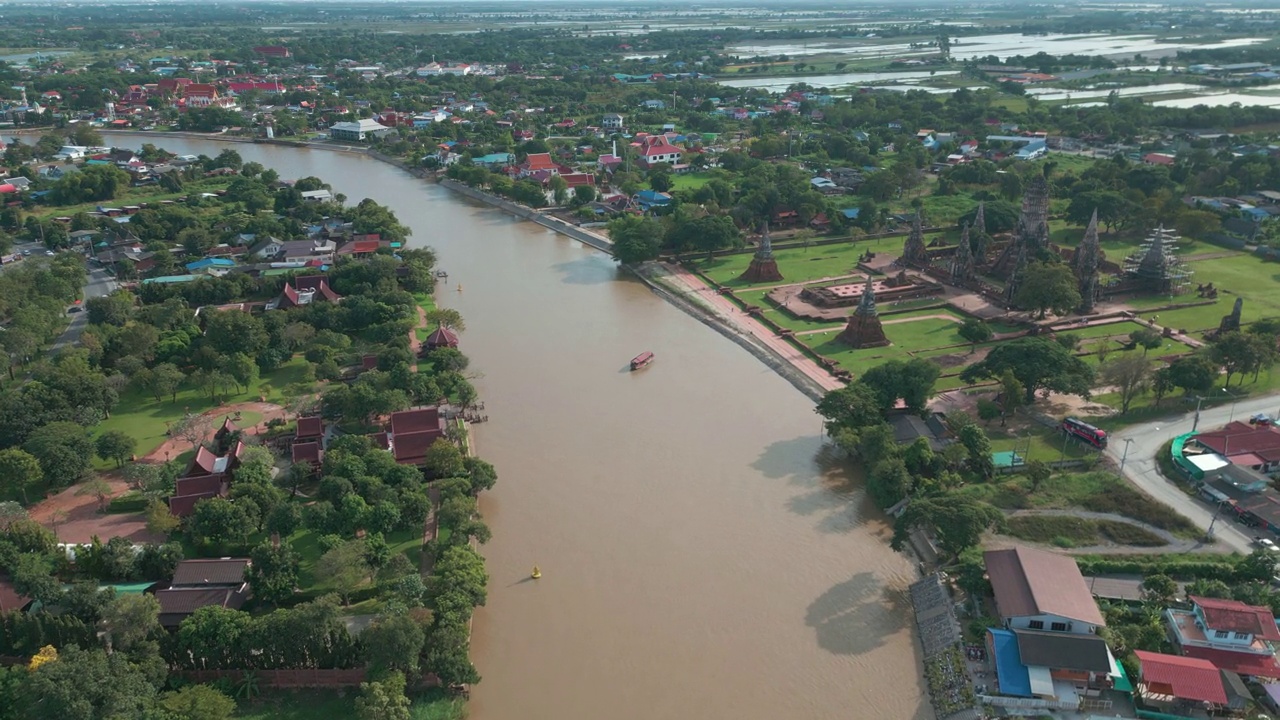 鸟瞰泰国Watthanaram佛寺与河流观光旅游视频素材