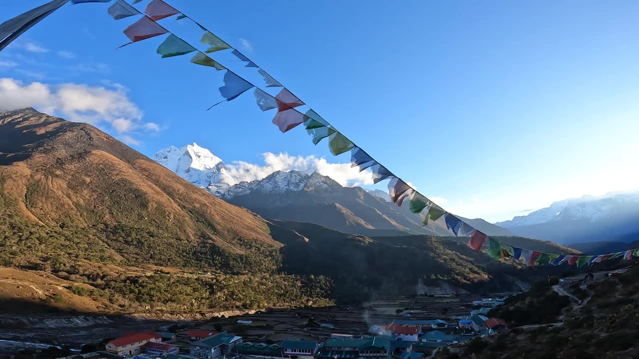 傍晚时分的Pangboche村(海拔3985米)。这是一个风景优美的村庄，你可以在尼泊尔索鲁坤布区看到一座古老的修道院。视频素材