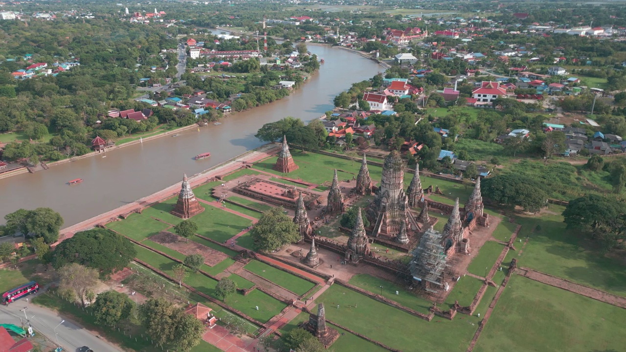 鸟瞰泰国Watthanaram佛寺与河流观光旅游视频素材