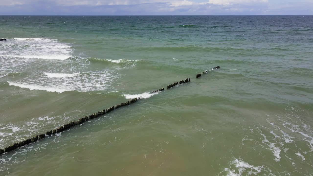 波罗的海表面有波浪和水花，俯视图视频素材