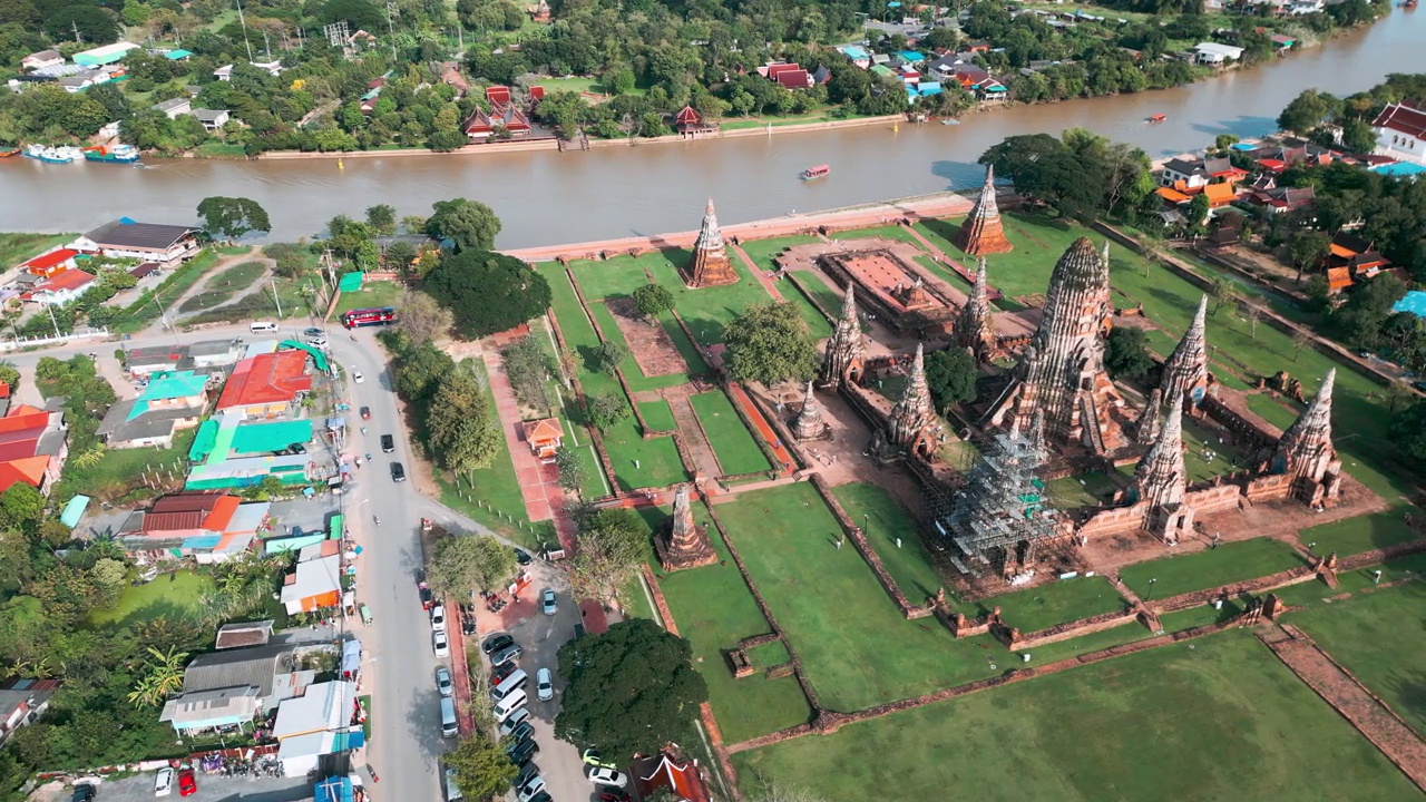 鸟瞰泰国Watthanaram佛寺与河流观光旅游视频素材